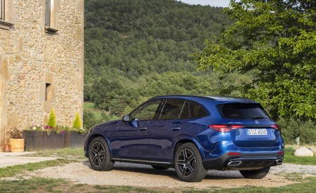 2023 Mercedes-Benz GLC 400 e Plug-In Hybrid 4MATIC AMG Line (Color: Spectral Blue) Rear Three-Quarter Wallpapers 450x275 (16)