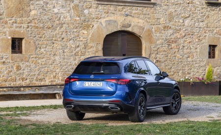 2023 Mercedes-Benz GLC 400 e Plug-In Hybrid 4MATIC AMG Line (Color: Spectral Blue) Rear Three-Quarter Wallpapers 450x275 (17)