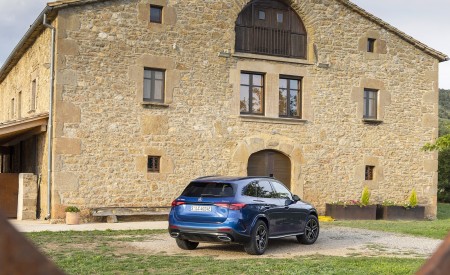 2023 Mercedes-Benz GLC 400 e Plug-In Hybrid 4MATIC AMG Line (Color: Spectral Blue) Rear Three-Quarter Wallpapers 450x275 (18)
