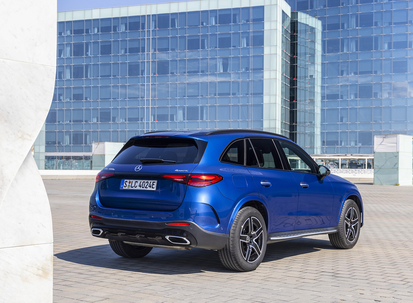 2023 Mercedes-Benz GLC 400 e Plug-In Hybrid 4MATIC AMG Line (Color: Spectral Blue) Rear Three-Quarter Wallpapers (13)