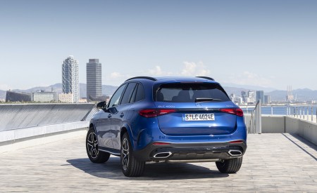 2023 Mercedes-Benz GLC 400 e Plug-In Hybrid 4MATIC AMG Line (Color: Spectral Blue) Rear Three-Quarter Wallpapers 450x275 (11)