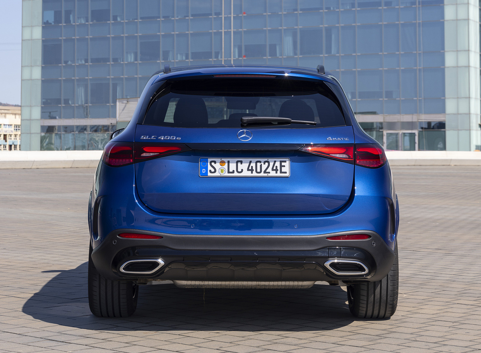 2023 Mercedes-Benz GLC 400 e Plug-In Hybrid 4MATIC AMG Line (Color: Spectral Blue) Rear Wallpapers (14)