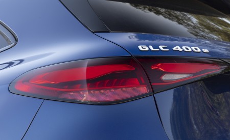 2023 Mercedes-Benz GLC 400 e Plug-In Hybrid 4MATIC AMG Line (Color: Spectral Blue) Tail Light Wallpapers 450x275 (24)