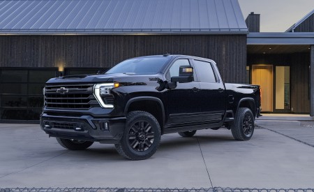 2024 Chevrolet Silverado 2500HD High Country Front Three-Quarter Wallpapers 450x275 (2)