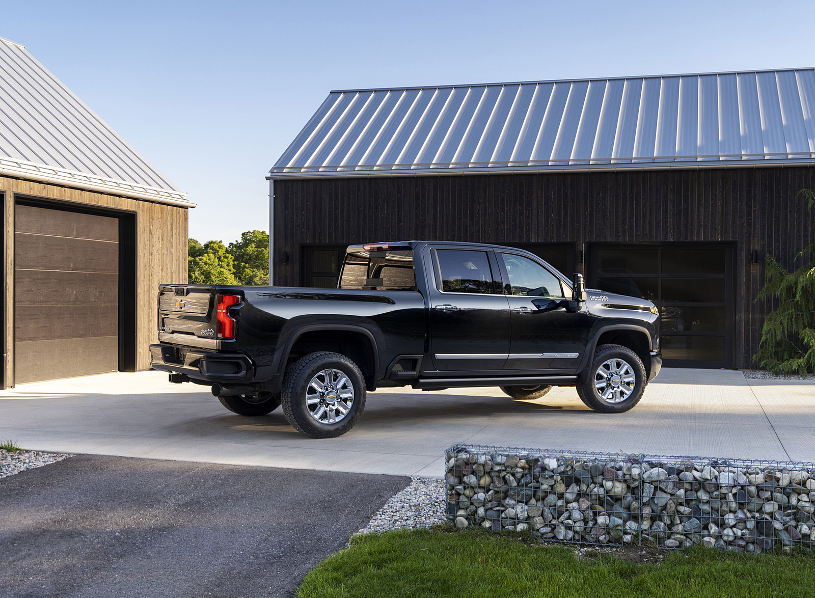 2024 Chevrolet Silverado 2500HD High Country Rear Three-Quarter Wallpapers (2)