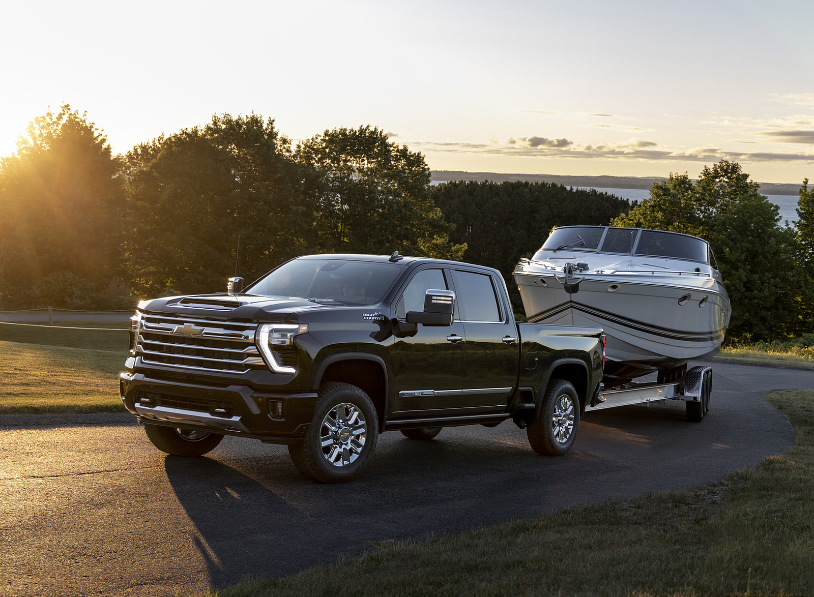 2024 Chevrolet Silverado 2500HD High Country Towing a Trailer Wallpapers (8)