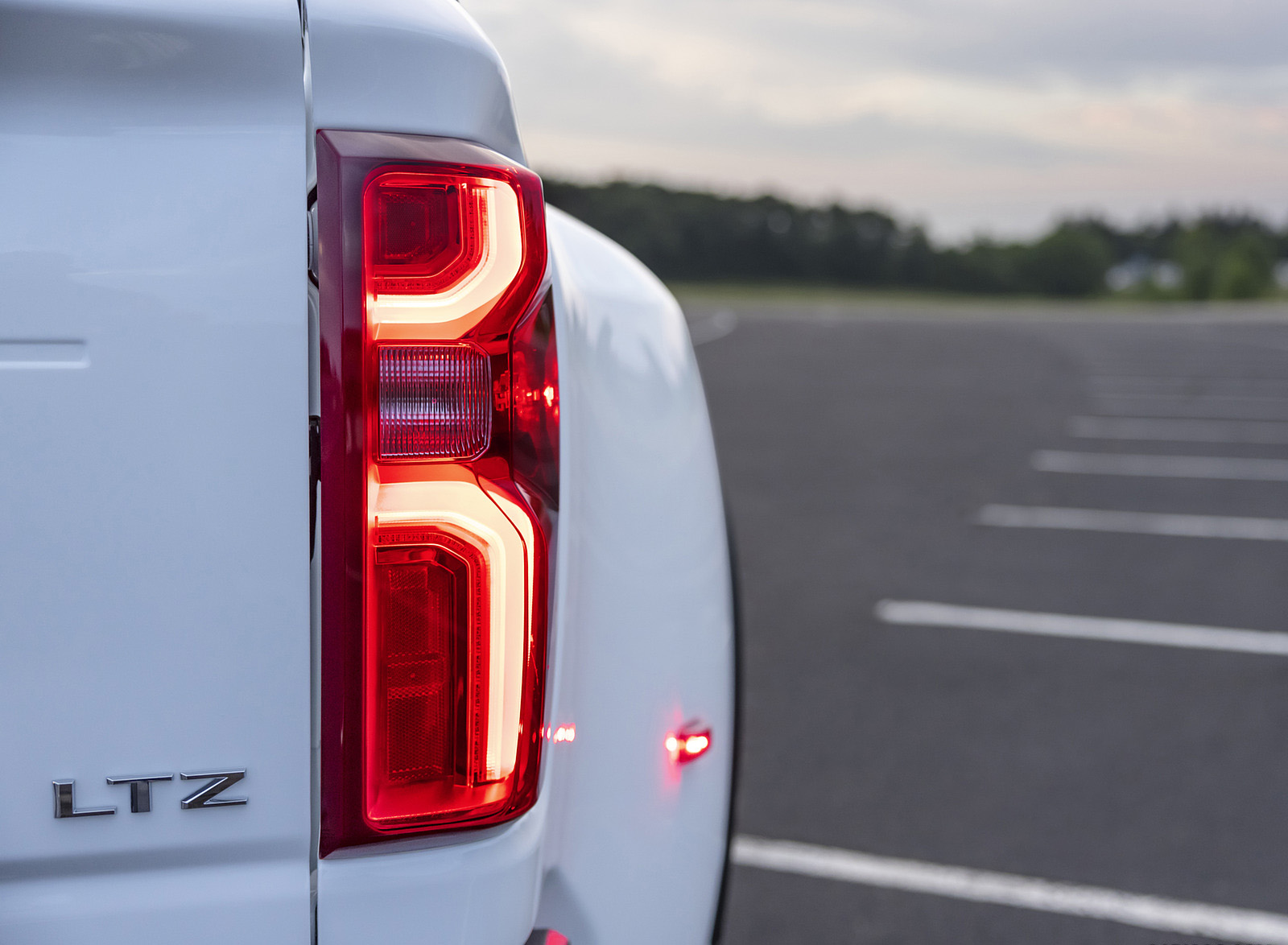 2024 Chevrolet Silverado HD 3500HD LTZ Dually Tail Light Wallpapers (13)