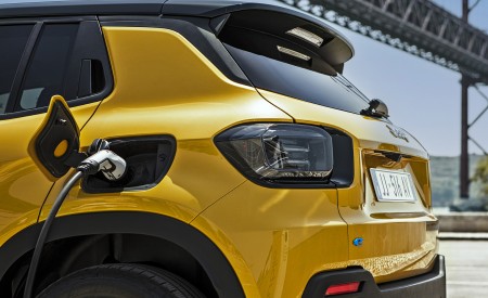 2024 Jeep Avenger Charging Connector Wallpapers 450x275 (52)