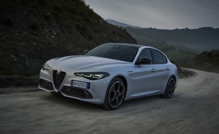2023 Alfa Romeo Giulia Front Three-Quarter Wallpapers 450x275 (3)