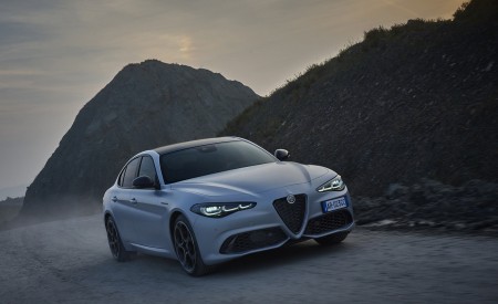 2023 Alfa Romeo Giulia Front Three-Quarter Wallpapers  450x275 (4)