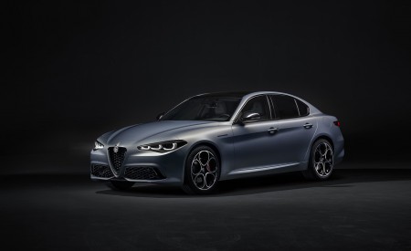 2023 Alfa Romeo Giulia Front Three-Quarter Wallpapers 450x275 (14)