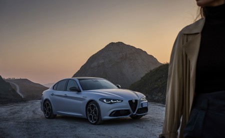 2023 Alfa Romeo Giulia Front Three-Quarter Wallpapers 450x275 (8)