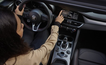 2023 Alfa Romeo Giulia Interior Wallpapers 450x275 (22)