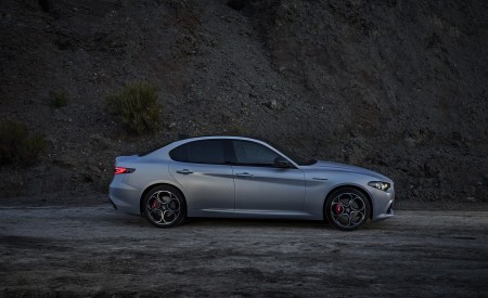 2023 Alfa Romeo Giulia Side Wallpapers 450x275 (7)