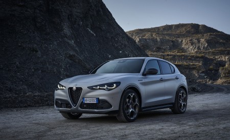 2023 Alfa Romeo Stelvio Front Three-Quarter Wallpapers 450x275 (5)
