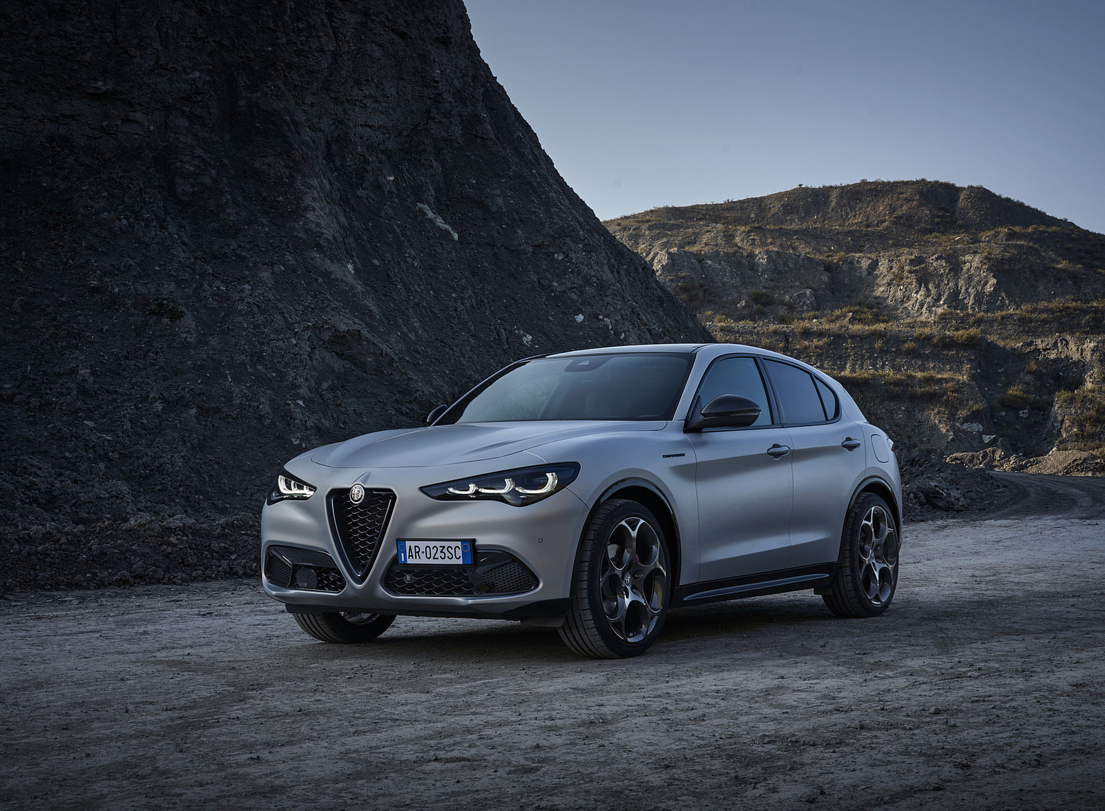 2023 Alfa Romeo Stelvio Front Three-Quarter Wallpapers (5)