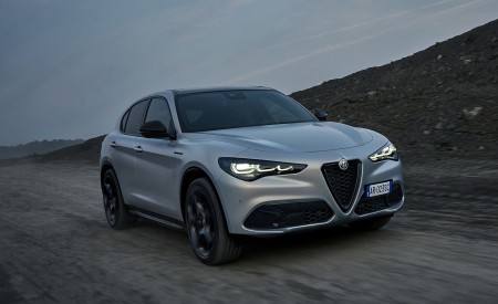 2023 Alfa Romeo Stelvio Front Three-Quarter Wallpapers 450x275 (3)