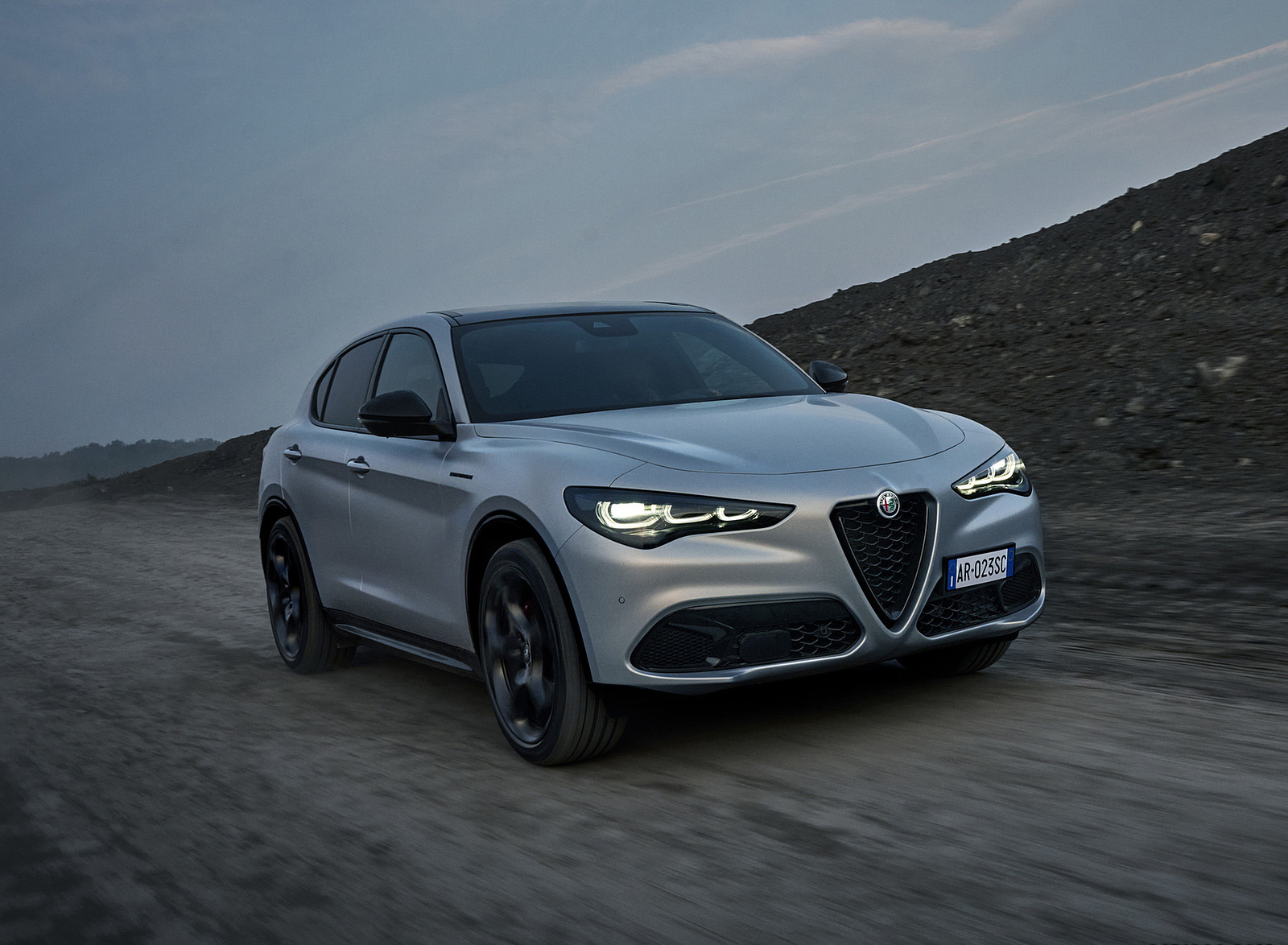 2023 Alfa Romeo Stelvio Front Three-Quarter Wallpapers (3)