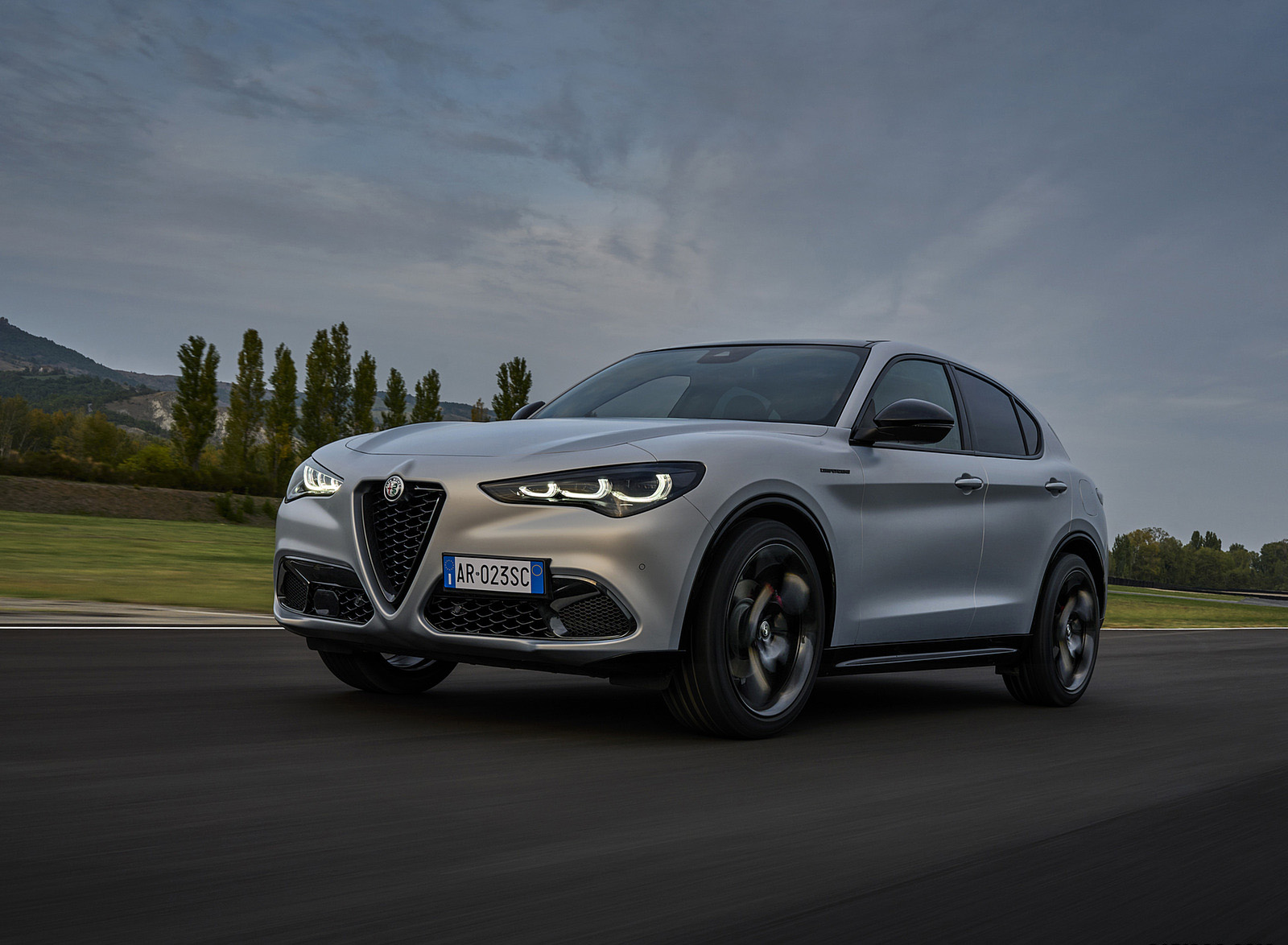 2023 Alfa Romeo Stelvio Front Three-Quarter Wallpapers (1)
