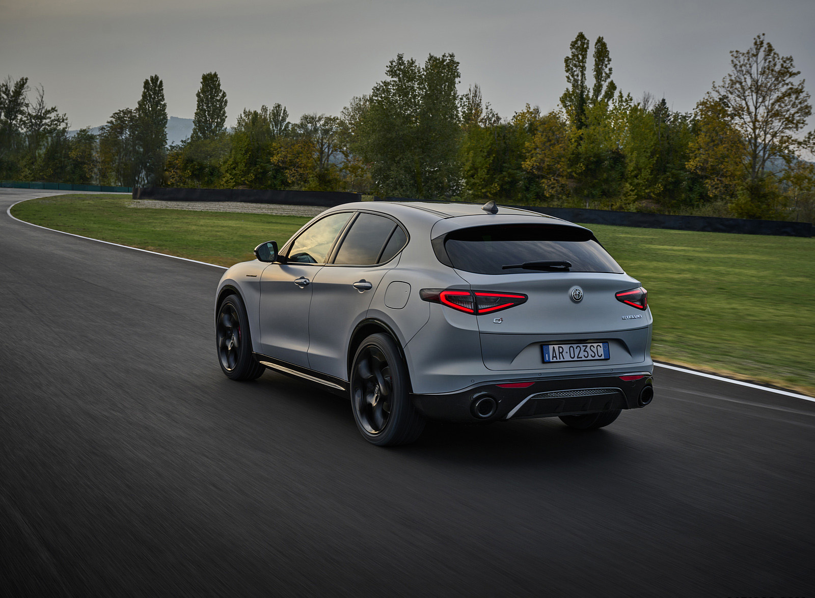 2023 Alfa Romeo Stelvio Rear Three-Quarter Wallpapers (2)