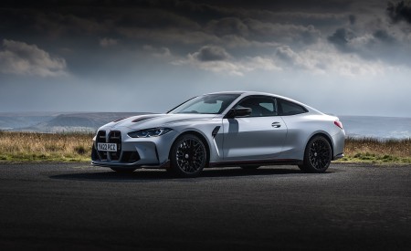 2023 BMW M4 CSL (UK-Spec) Front Three-Quarter Wallpapers 450x275 (14)