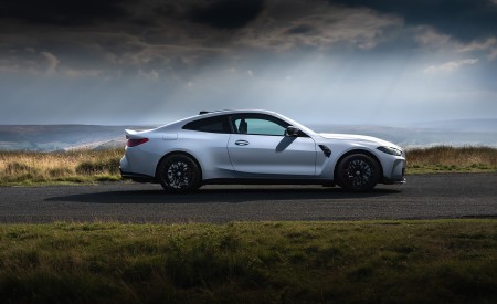 2023 BMW M4 CSL (UK-Spec) Side Wallpapers 450x275 (18)