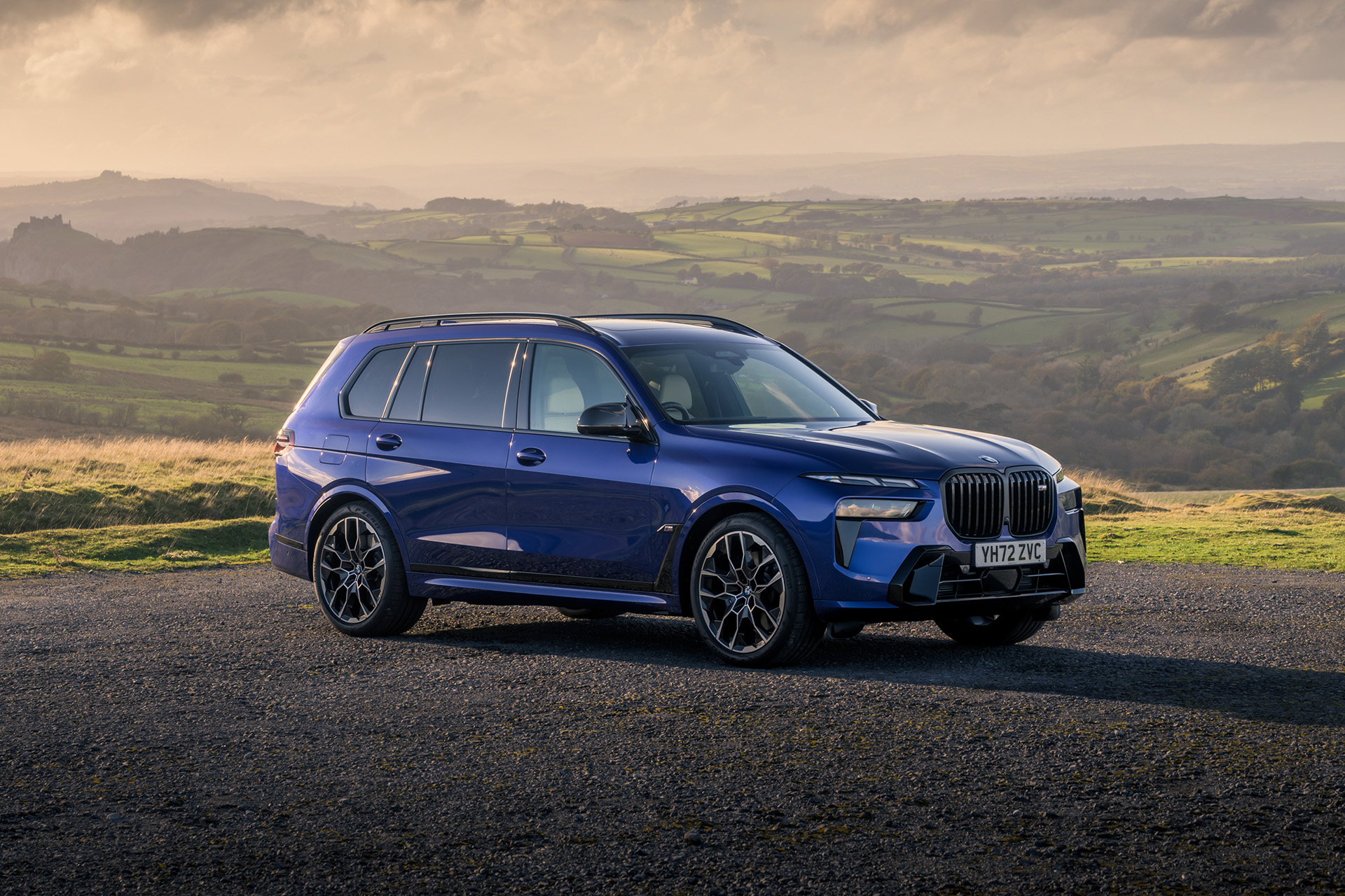 2023 BMW X7 M60i xDrive (UK-Spec) Front Three-Quarter Wallpapers (1)