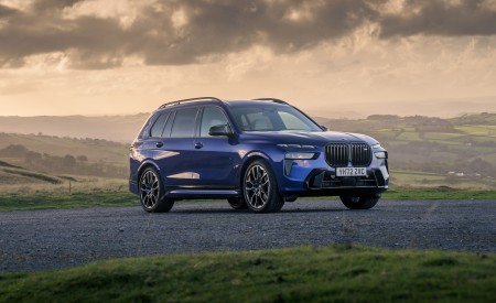 2023 BMW X7 M60i xDrive UK version Front Three-Quarter Wallpapers 450x275 (2)