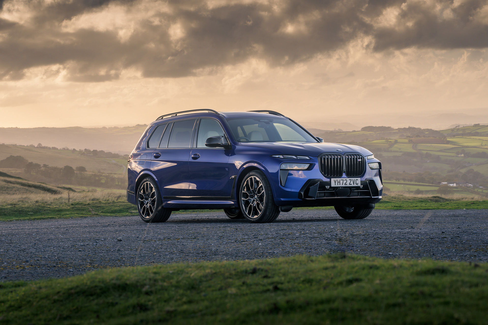 2023 BMW X7 M60i xDrive (UK-Spec) Front Three-Quarter Wallpapers (2)