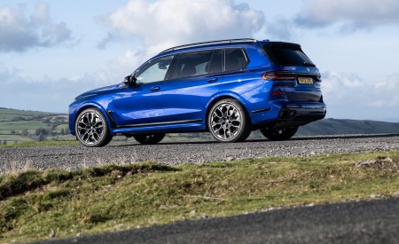 2023 BMW X7 M60i xDrive UK version Rear Three-Quarter Wallpapers 450x275 (3)