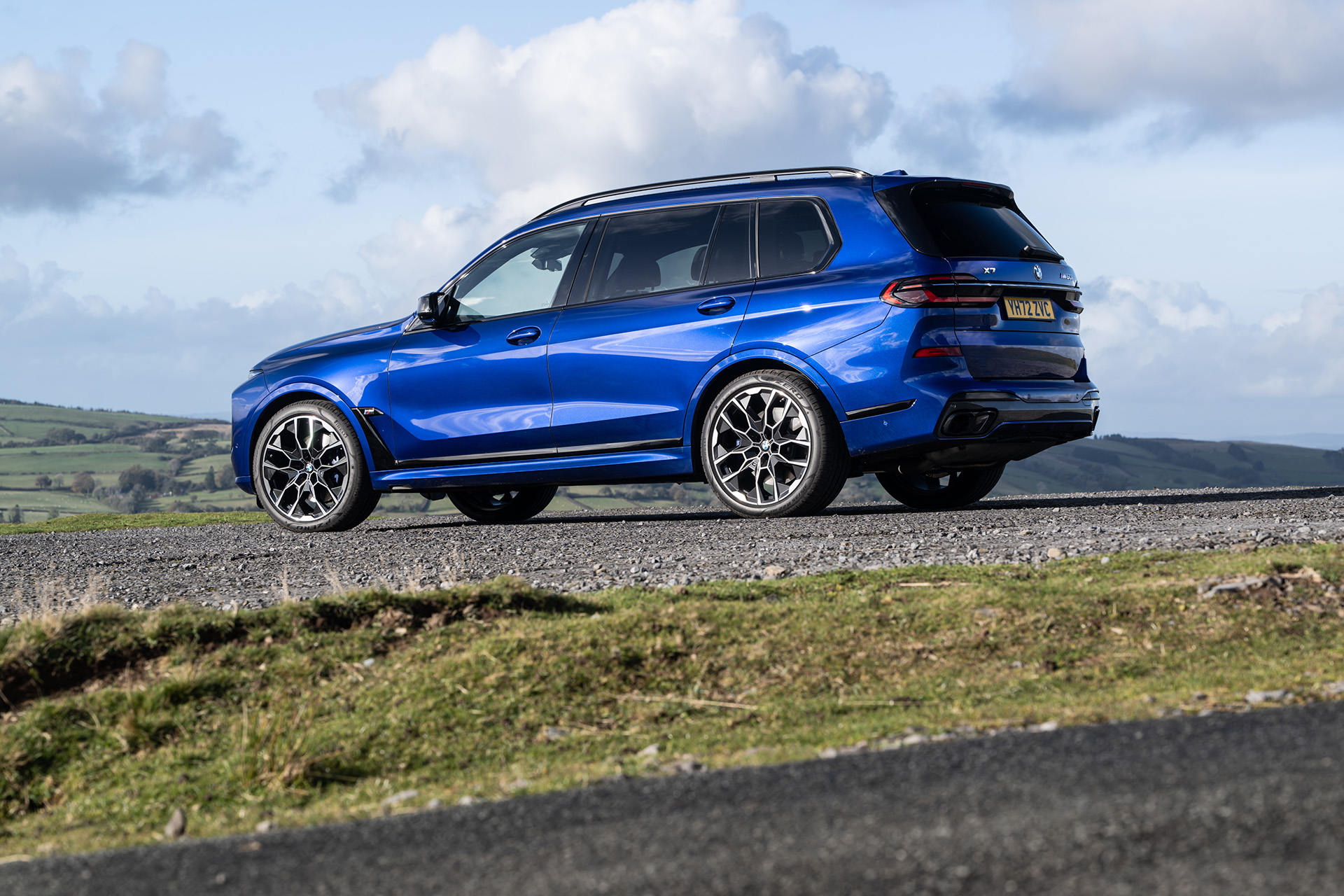 2023 BMW X7 M60i xDrive (UK-Spec) Rear Three-Quarter Wallpapers (3)