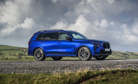 2023 BMW X7 M60i xDrive UK version Side Wallpapers 450x275 (5)