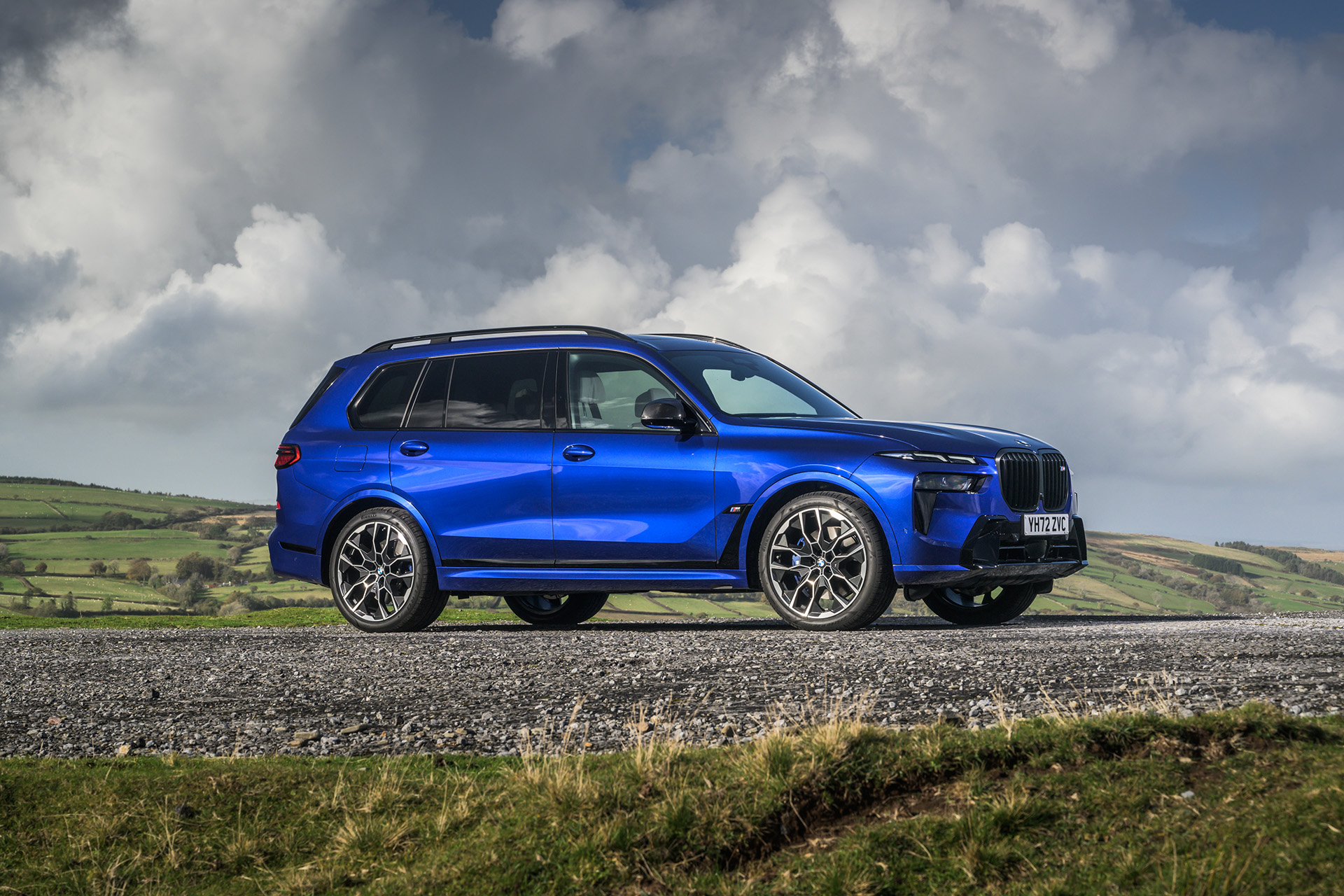 2023 BMW X7 M60i xDrive (UK-Spec) Side Wallpapers (5)