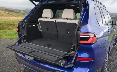 2023 BMW X7 M60i xDrive UK version Trunk Wallpapers 450x275 (16)