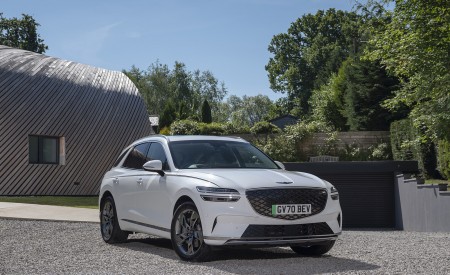 2023 Genesis Electrified GV70 (UK-Spec) Front Three-Quarter Wallpapers 450x275 (23)