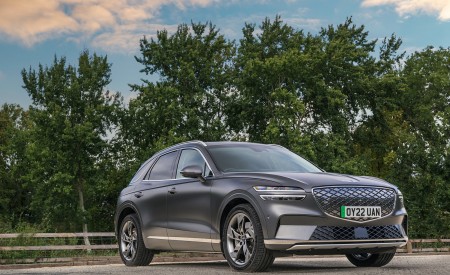 2023 Genesis Electrified GV70 (UK-Spec) Front Three-Quarter Wallpapers 450x275 (68)