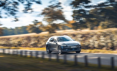 2023 Genesis Electrified GV70 (UK-Spec) Front Three-Quarter Wallpapers 450x275 (67)