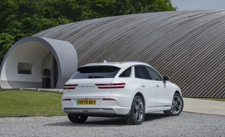 2023 Genesis Electrified GV70 (UK-Spec) Rear Three-Quarter Wallpapers 450x275 (24)