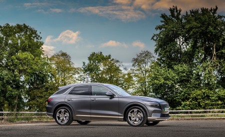 2023 Genesis Electrified GV70 (UK-Spec) Side Wallpapers 450x275 (72)