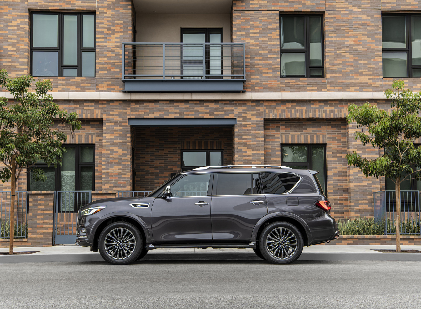 2023 Infiniti QX80 Side Wallpapers (3)