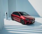 2023 Mercedes-Benz B-Class B 250 e (Color: Patagonia Red MANUFAKTUR) Front Three-Quarter Wallpapers 150x120 (2)