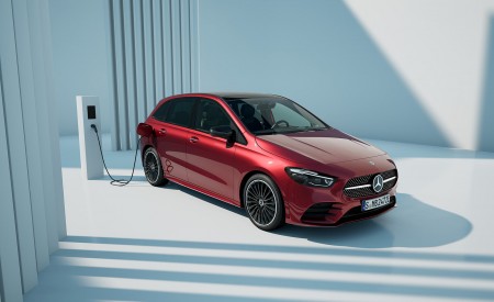 2023 Mercedes-Benz B-Class B 250 e (Color: Patagonia Red MANUFAKTUR) Front Three-Quarter Wallpapers 450x275 (2)