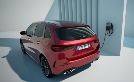 2023 Mercedes-Benz B-Class B 250 e (Color: Patagonia Red MANUFAKTUR) Rear Three-Quarter Wallpapers 450x275 (3)