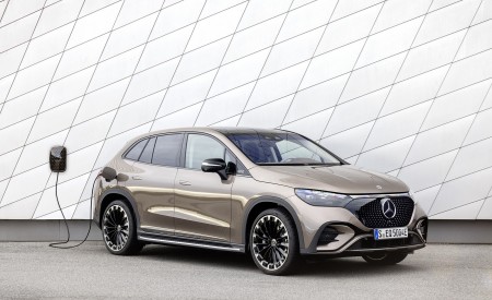 2023 Mercedes-Benz EQE SUV AMG Line Night Package (Color: Velvet Brown Metallic) Front Three-Quarter Wallpapers 450x275 (19)
