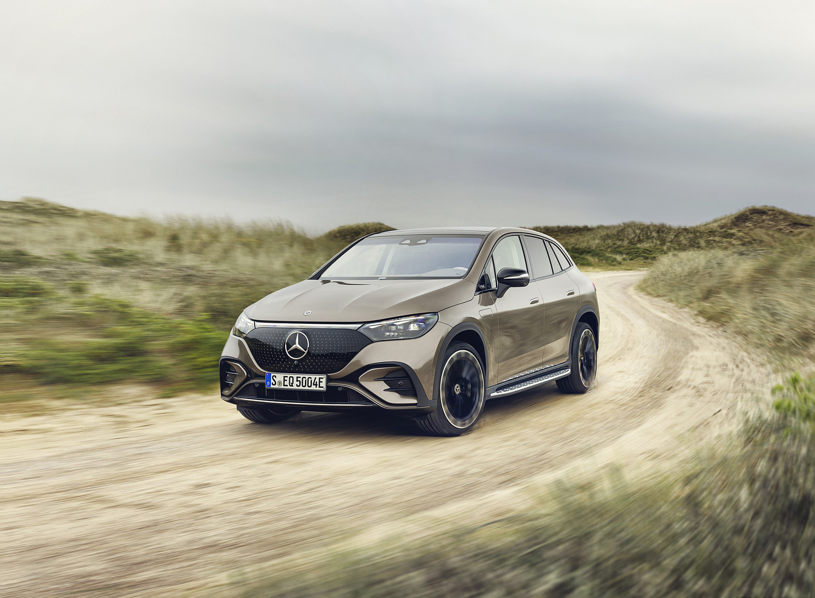 2023 Mercedes-Benz EQE SUV AMG Line Night Package (Color: Velvet Brown Metallic) Front Three-Quarter Wallpapers (12)