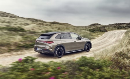 2023 Mercedes-Benz EQE SUV AMG Line Night Package (Color: Velvet Brown Metallic) Rear Three-Quarter Wallpapers 450x275 (13)