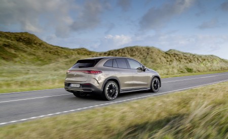 2023 Mercedes-Benz EQE SUV AMG Line Night Package (Color: Velvet Brown Metallic) Rear Three-Quarter Wallpapers 450x275 (8)