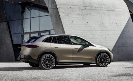 2023 Mercedes-Benz EQE SUV AMG Line Night Package (Color: Velvet Brown Metallic) Side Wallpapers 450x275 (22)