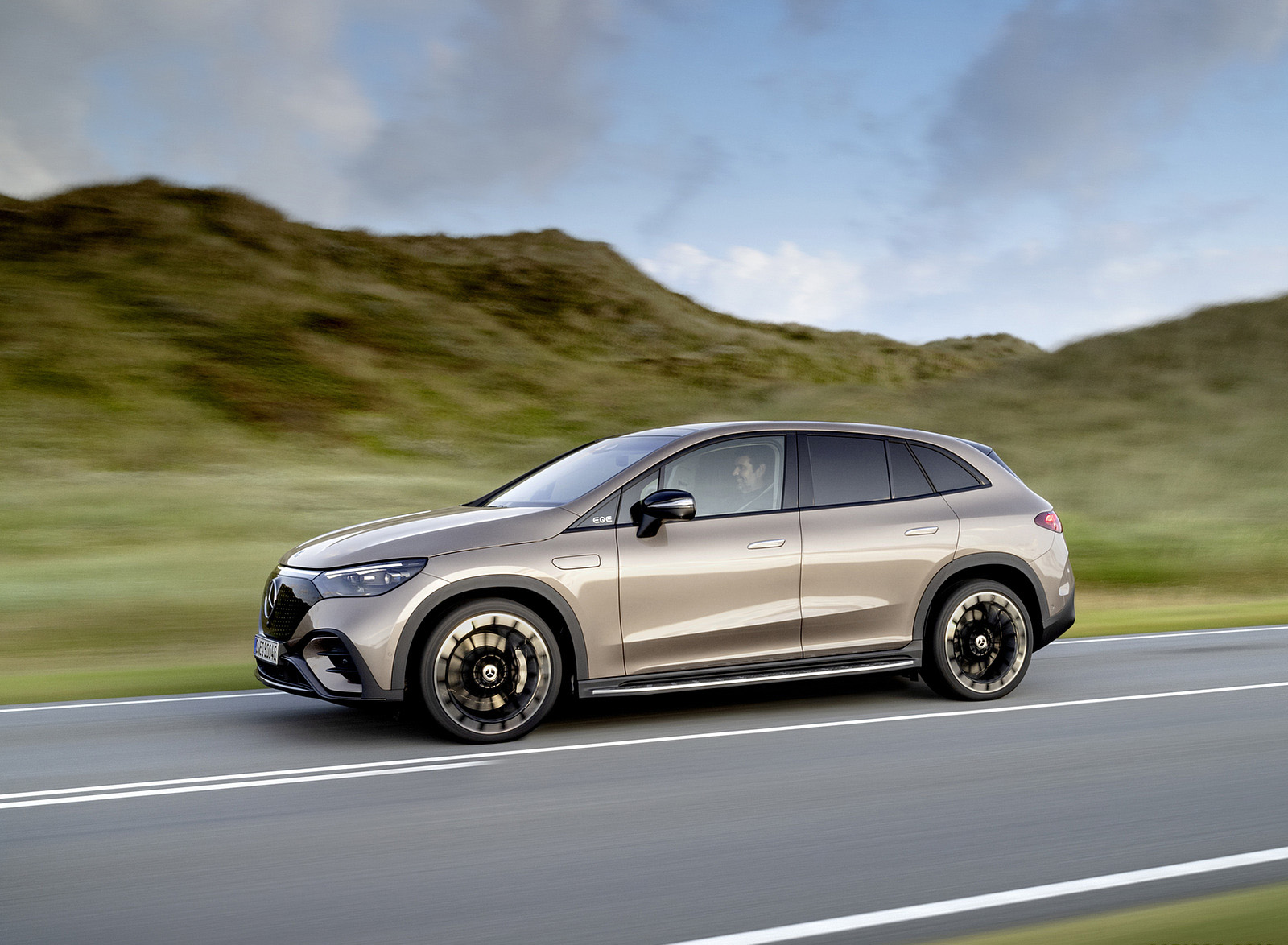 2023 Mercedes-Benz EQE SUV AMG Line Night Package (Color: Velvet Brown Metallic) Side Wallpapers (11)
