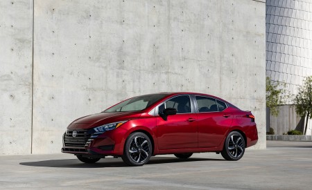2023 Nissan Versa Front Three-Quarter Wallpapers 450x275 (4)